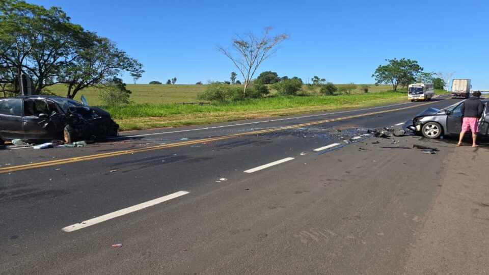 Tentativa de ultrapassagem termina em colisão com cinco feridos em Martinópolis